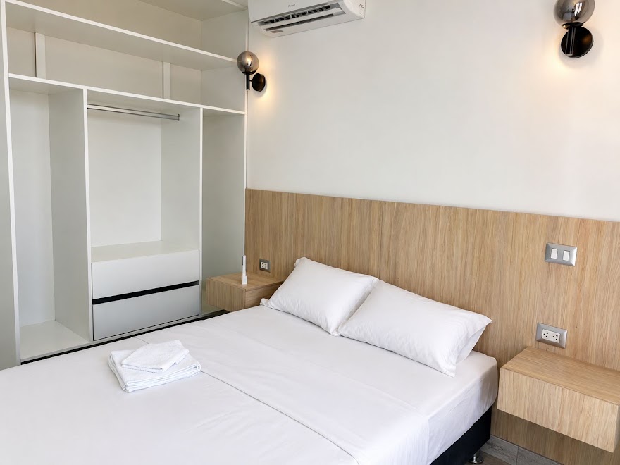 Dormitorio con clóset