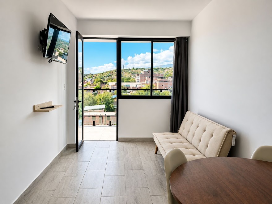 Sala con balcón y vista a la ciudad